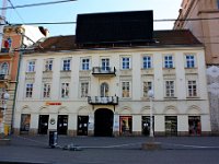 Trg bana Jelačića 15, ugrađena trokrilna dvokatnica, kuća graditelja Bartola Felbingera sagrađena 1829. godine  Ugrađena trokrilna dvokatnica na Trgu bana Jelačića 15, tlocrtnog "U" oblika, vlastita kuća graditelja Bartola Felbingera, sagrađena je 1826./1829. Prizemlje rastvoreno s pravokutnim dućanskim otvorima i slijepom arkadurom rekonstruirano je iza 1960. Dvorišni objekti prigrađeni u 19. i 20. st. odudaraju od karakteristika i kvalitete glavne Felbingerove zgrade. Vlastita kuća Bartola Felbingera značajna je u graditeljevu opusu i graditeljstvu Zagreba prve polovine 19. st. u cjelini.